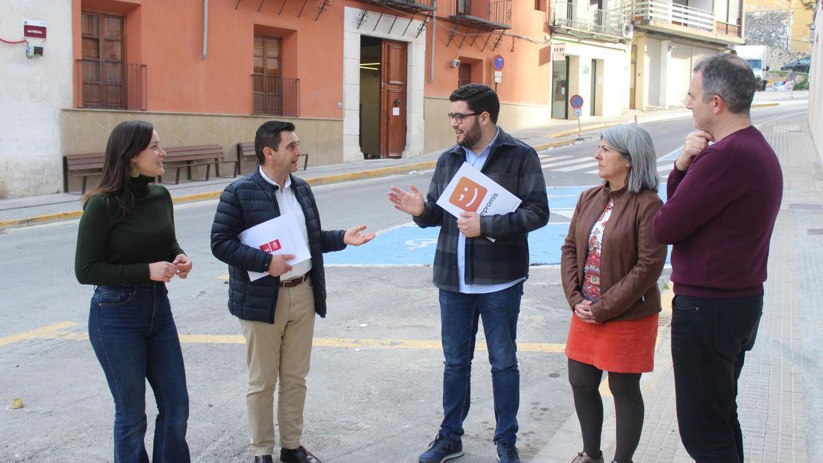 Representantes de Compromís y PSPV de Ontinyent frente al ayuntamiento.