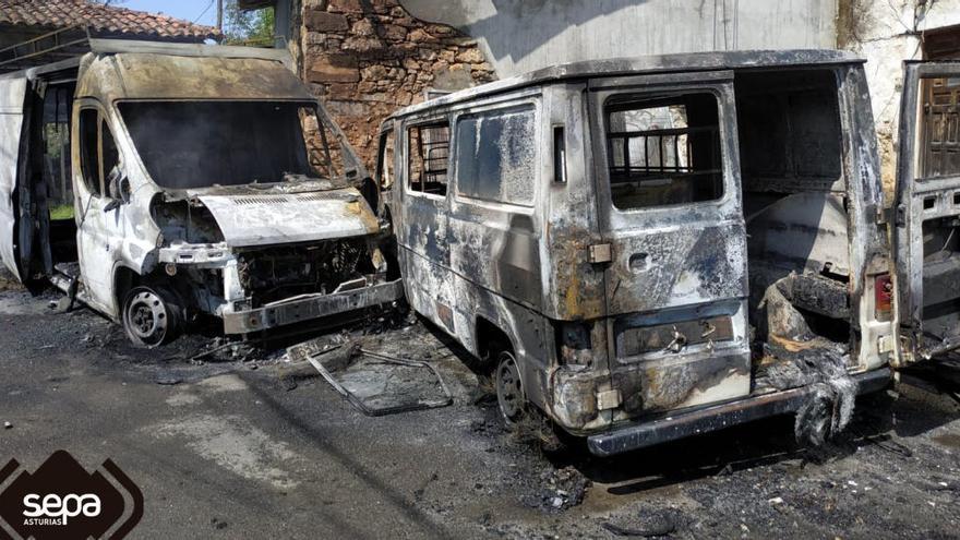 Sofocan el incendio que afectó a dos furgonetas en Ribadesella