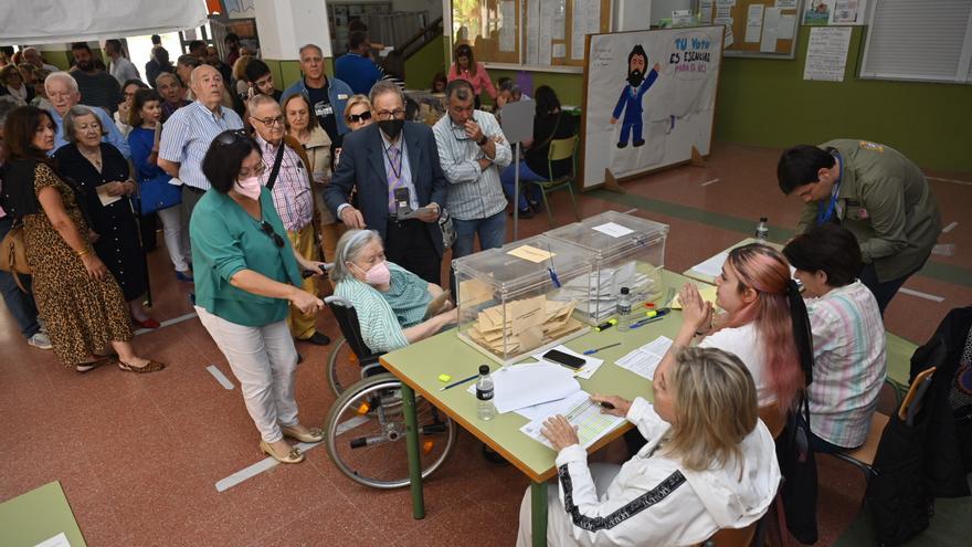 El Ayuntamiento de Murcia acondiciona las mesas electorales para combatir el calor durante el 23J