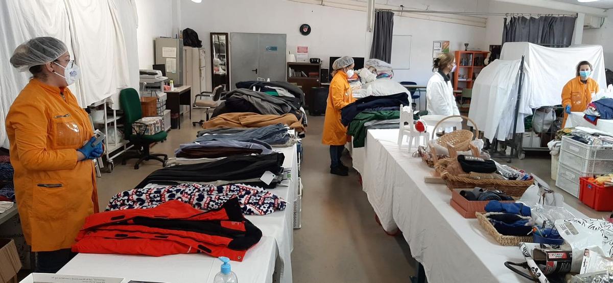 La recuperació de roba usada és una de les accions que realitza l'empresa social d'inserció Reciplana, de la Fundació Tots Units.