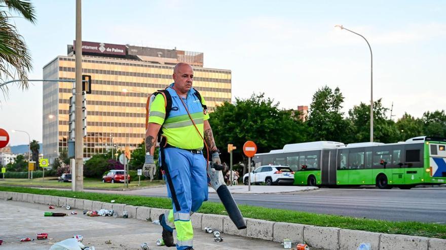 Emaya recoge quince toneladas de basura tras la multitudinaria Nit de Sant Joan en las playas de Palma