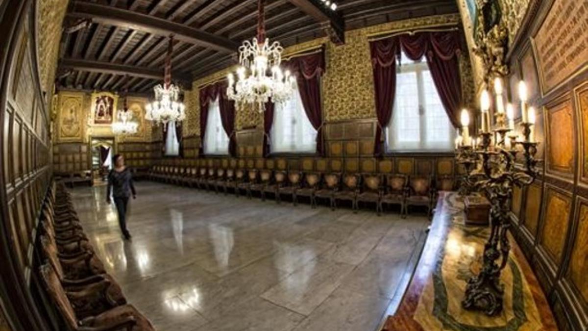 Aspecto de la suntuosa sala de juntas con las paredes forradas de seda y ebanistería que alberga la Casa dels Velers.