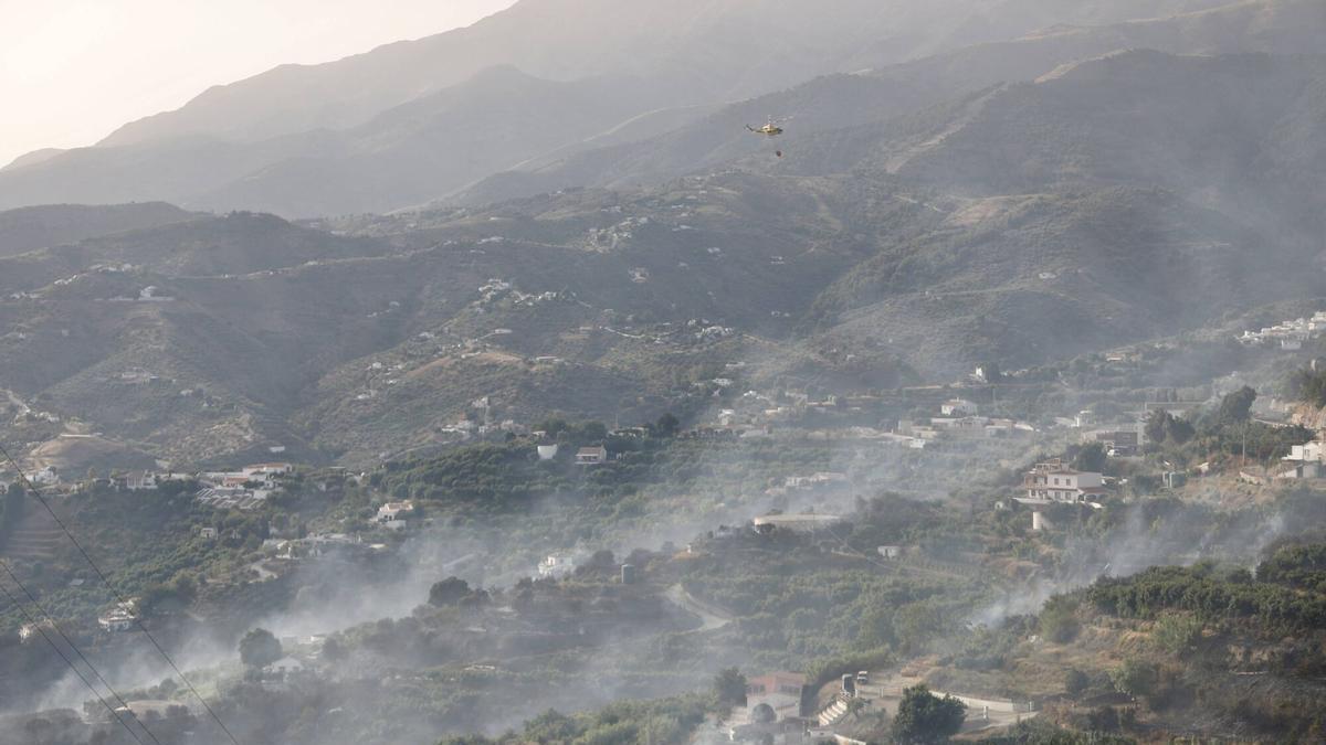 El Infoca lucha contra el incendio forestal declarado este viernes a mediodía en el término municipal de Árchez y que ha obligado a desalojar viviendas de diseminados de Árchez y Cómpeta. En este último municipio se ha instalado el puesto de mando para coordinar las labores de extinción, en la que participan una docena de medios aéreos y casi 150 bomberos forestales.