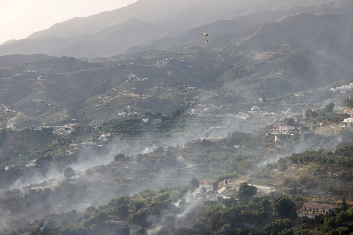 El Infoca lucha contra el incendio forestal declarado este viernes a mediodía en el término municipal de Árchez y que ha obligado a desalojar viviendas de diseminados de Árchez y Cómpeta. En este último municipio se ha instalado el puesto de mando para coordinar las labores de extinción, en la que participan una docena de medios aéreos y casi 150 bomberos forestales.