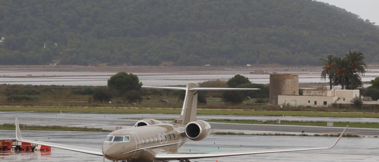 Un avión privado en la zona de estacionamiento del aeropuerto de Eivissa, en noviembre del año pasado. | J.A.RIERA