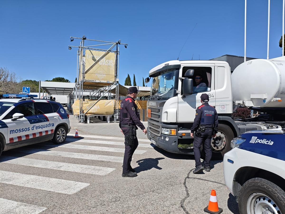 Agents aturant un camió mentre entrava a l'àrea de Garrigàs