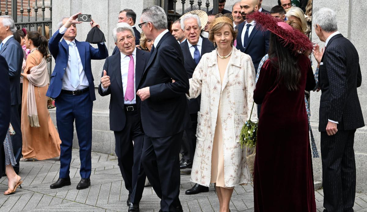 Enrique Cerezo, Alberto Ruiz Gallardón y María del Mar Utrera salen de la parroquia del Sagrado Corazón y San Francisco de Borja.