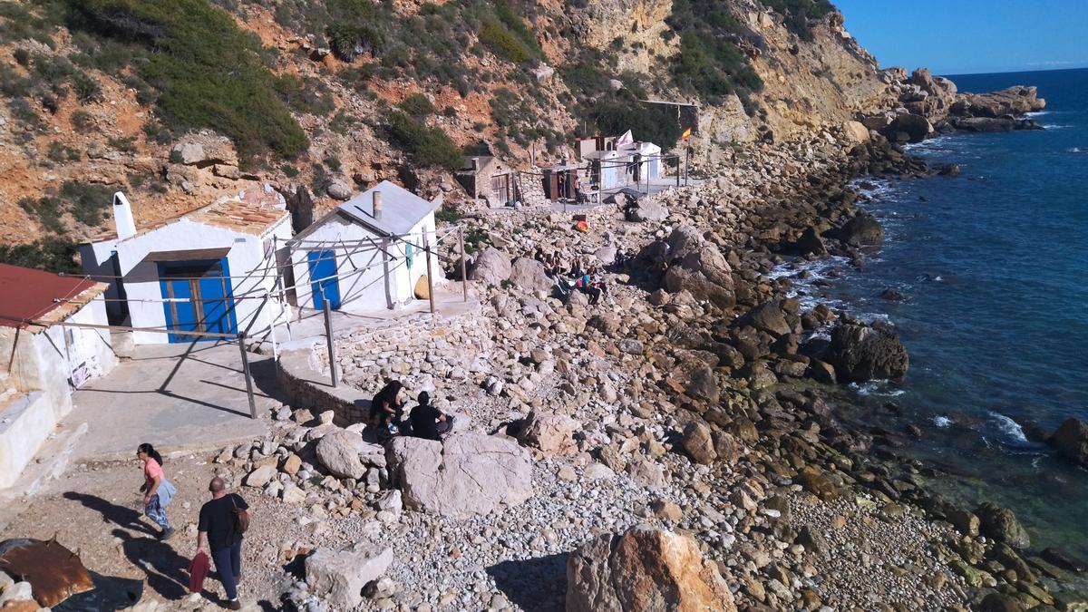 Los excursionistas llegaron hasta la bellísima cala de Llebeig