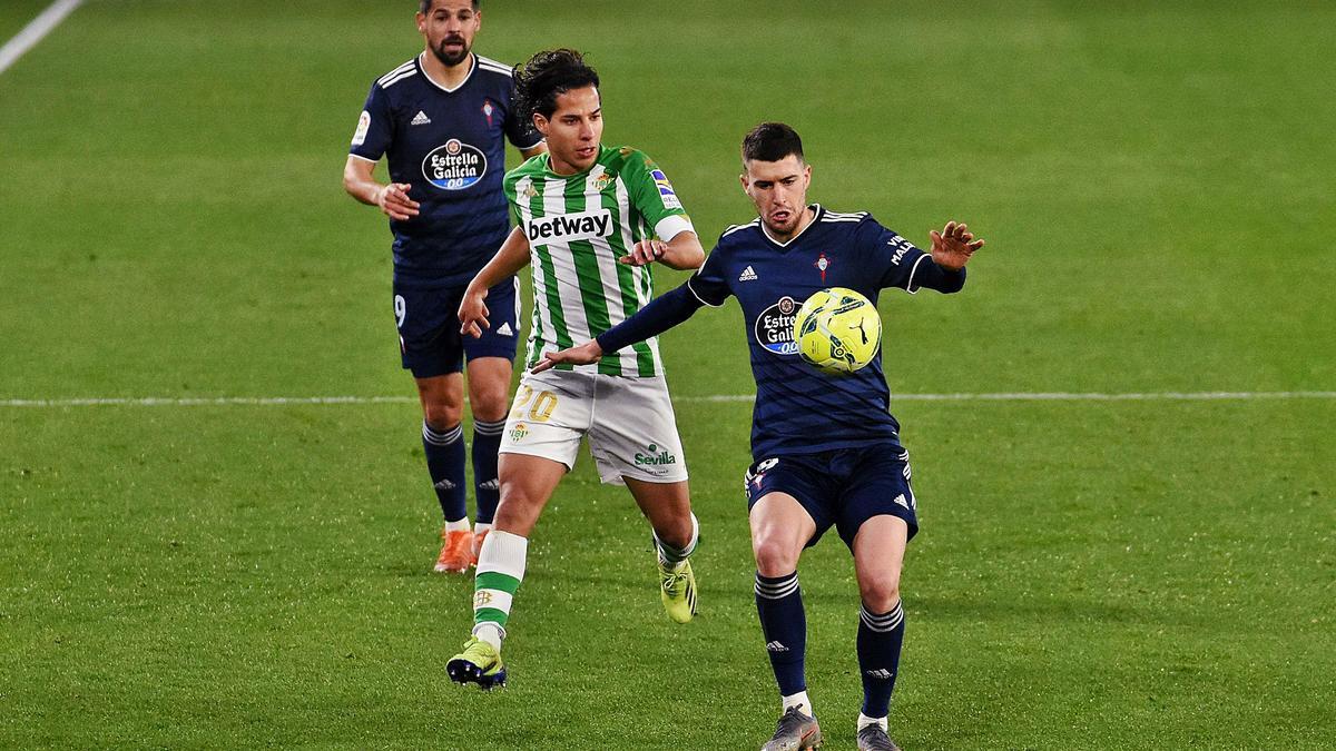 Aarón trata de controlar un balón presionado por Lainez. |  // LOF