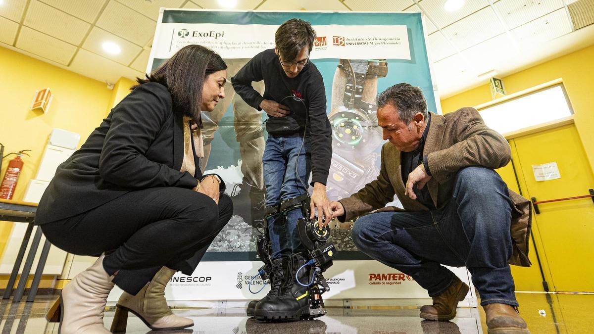 La UMH presenta sus 'botas robotizadas'.