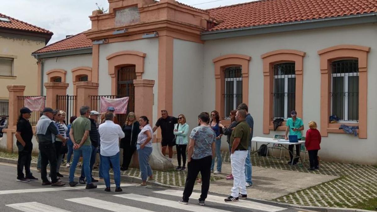 Socios de la asociación vecinal, frente a la Escuela del Vidriero