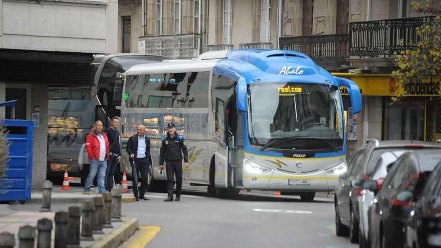 Maniobras de los autobuses urbanos para ensayar los cambios tras la peatonalización. // Iñaki Abella