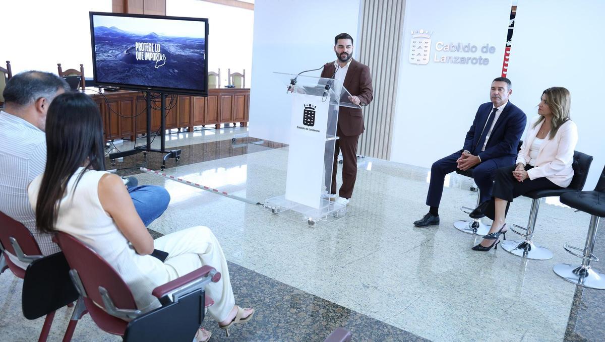 Jesús Machín, Oswaldo Betancort y María Jesús Tovar, este jueves, en el Cabildo de Lanzarote durante la presentación del Plan de Ordenación de Recursos Naturales del Parque Natural de Los Volcanes