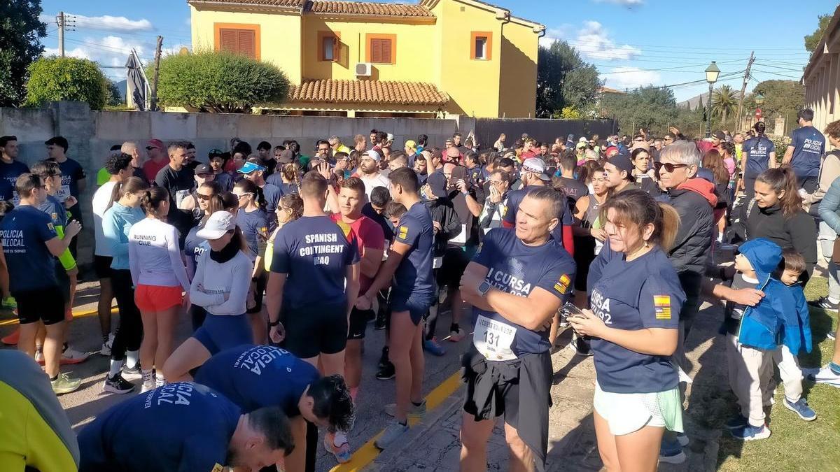 Un grupo de atletas esperan la salida en la 'II Cursa Policía Local de Alcúdia'