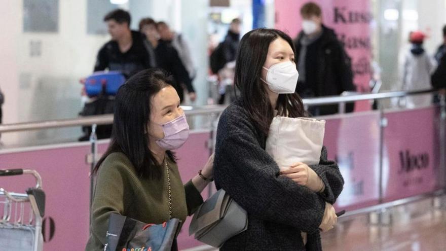 Dos mujeres chinas, a su llegada al aeropuerto de Barcelona. |   // FERRÁN NADEU