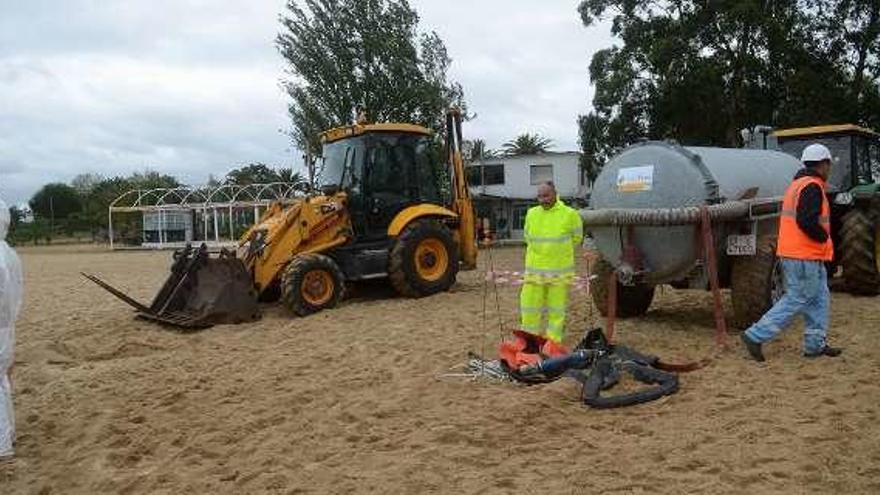 Medios anticontaminación tomaron ayer la playa de As Sinas para frenar el posible avance de un vertido de hidrocarburos durante un simulacro. // Noé Parga