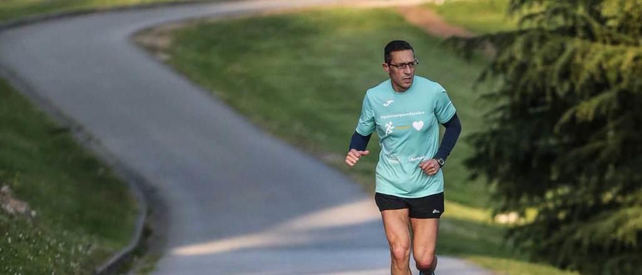 Una persona corre por el Parque de Invierno, en Oviedo.