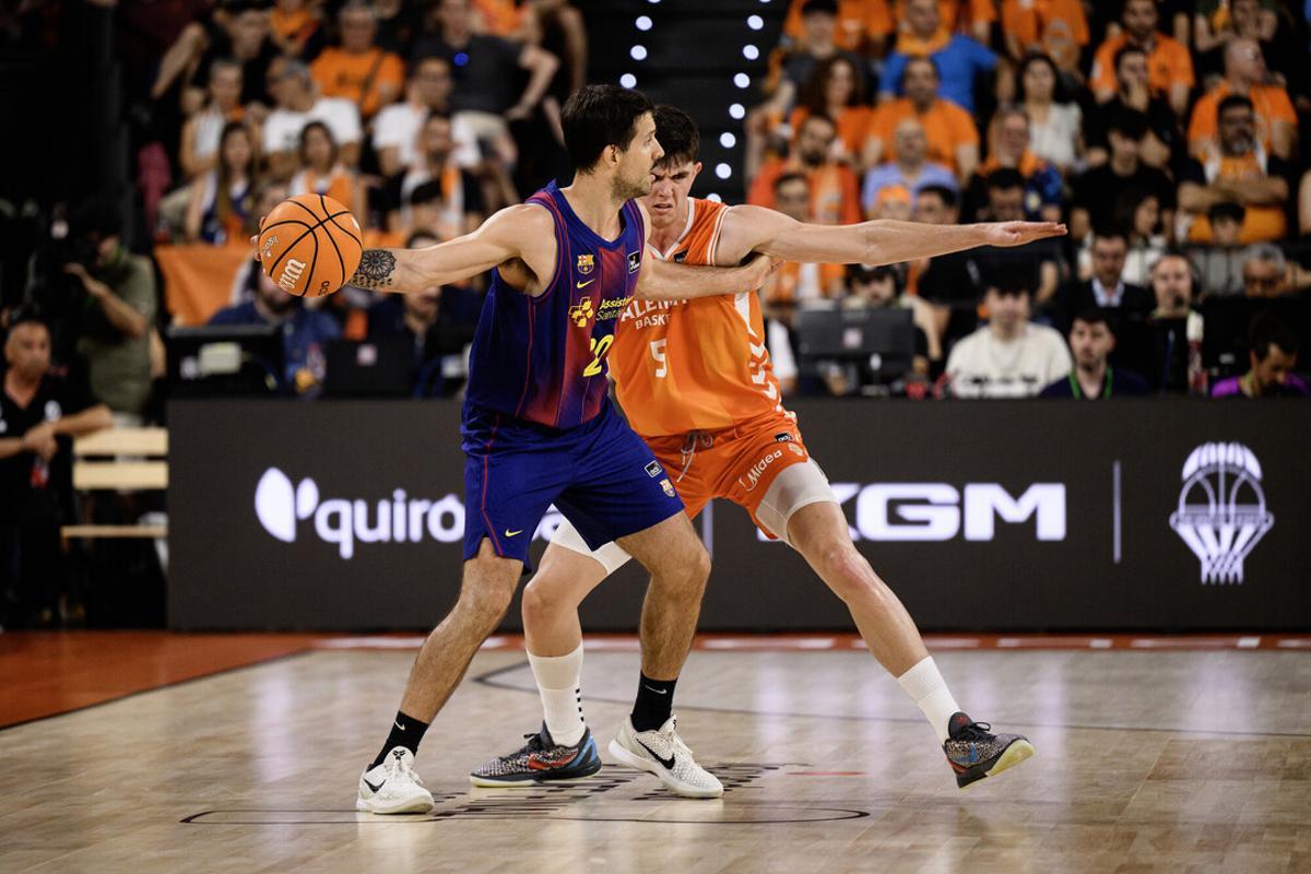 Laprovittola, defendido por De Larrea en el Valencia Basket - Barça del Roig Arena.