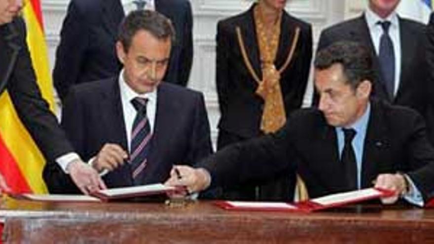 Sarkozy y Zapatero acuerdan crear los equipos conjuntos contra ETA