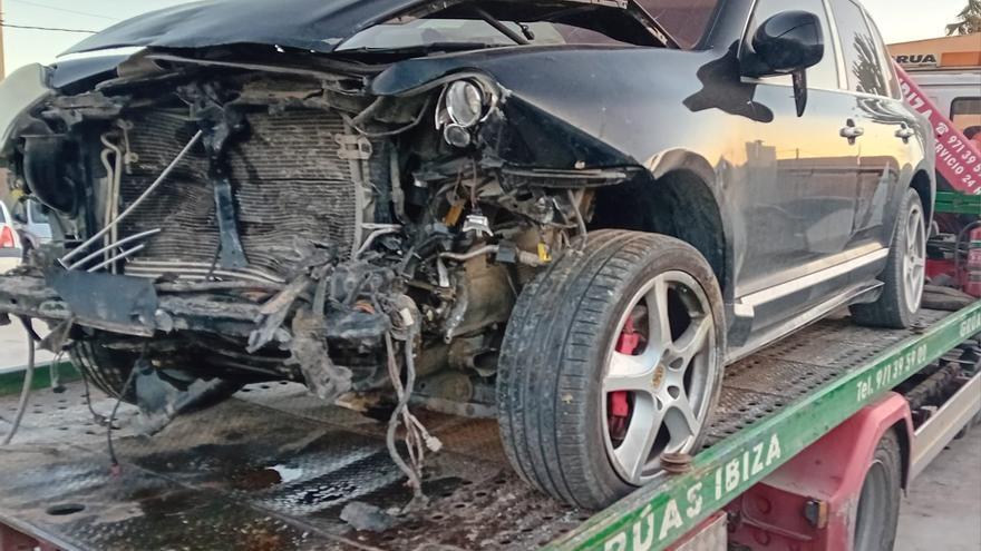 Así han quedado los dos coches que chocaron en la carretera de Sant Jose al aeropuerto de Ibiza