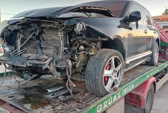 Así han quedado los dos coches que chocaron en la carretera de Sant Jose al aeropuerto de Ibiza