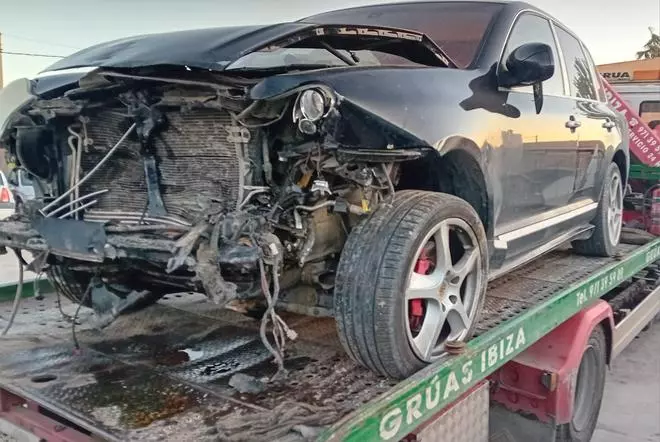 Así han quedado los dos coches que chocaron en la carretera de Sant Jose al aeropuerto de Ibiza