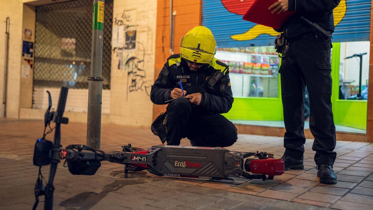 Agentes de la Guardia Urbana de Badalona realizan un dispositivo para detectar y sancionar patinetes eléctricos que circulan de forma irregular.