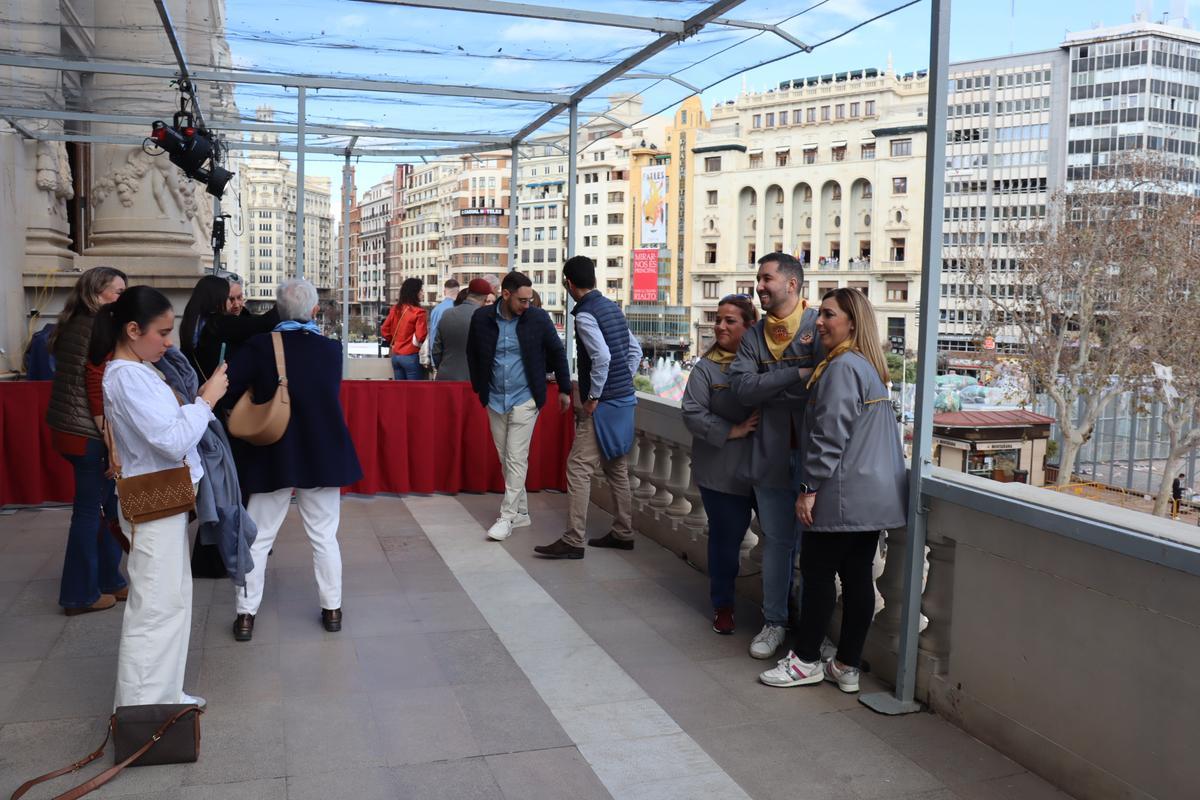 Invitados en el balcón de la "mascletà"