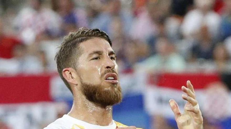 Sergio Ramos se lamenta tras fallar el penalti.