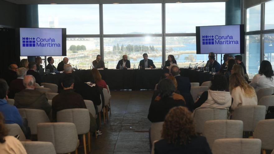 Público y ponentes, con el portavoz municipal y el presidente del Puerto, en el centro. | | CARLOS PARDELLAS