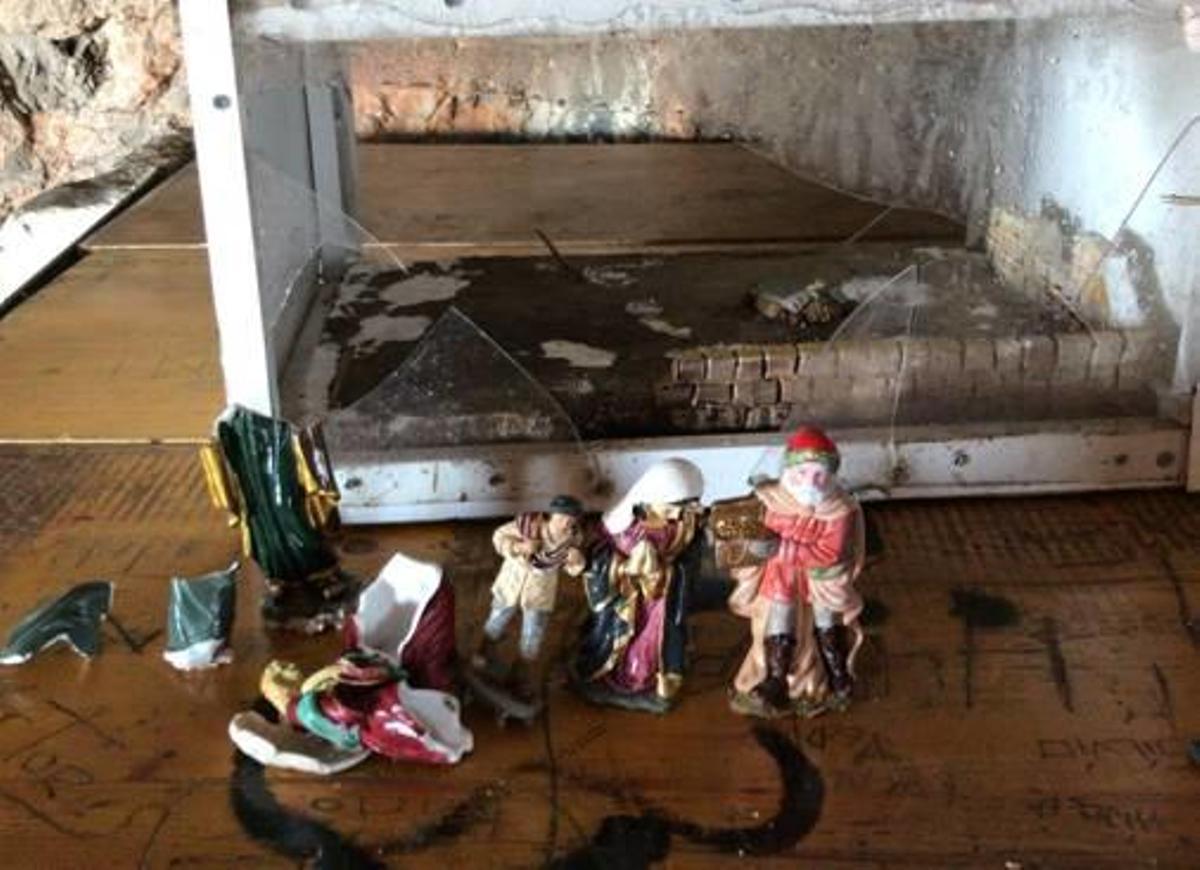 La urna y las figuras han quedado muy dañadas.