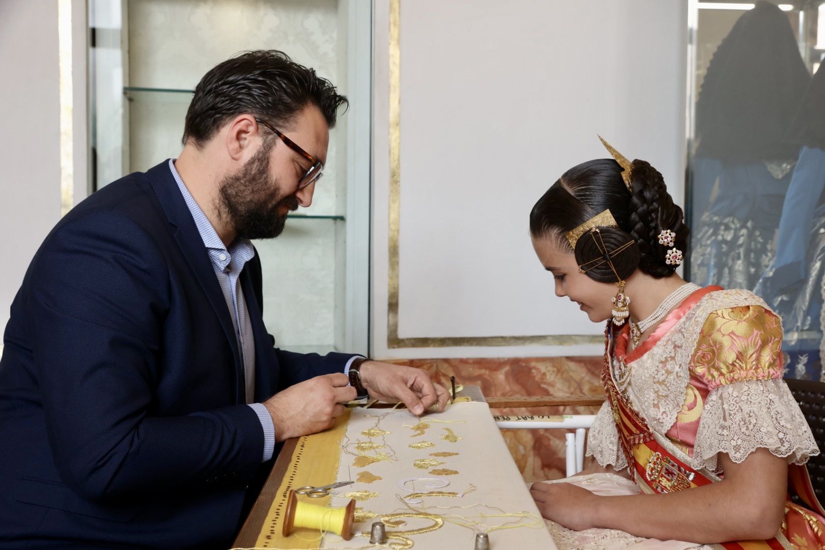 Ultimas puntadas del manto de la Virgen "Un Poco de Muchos"