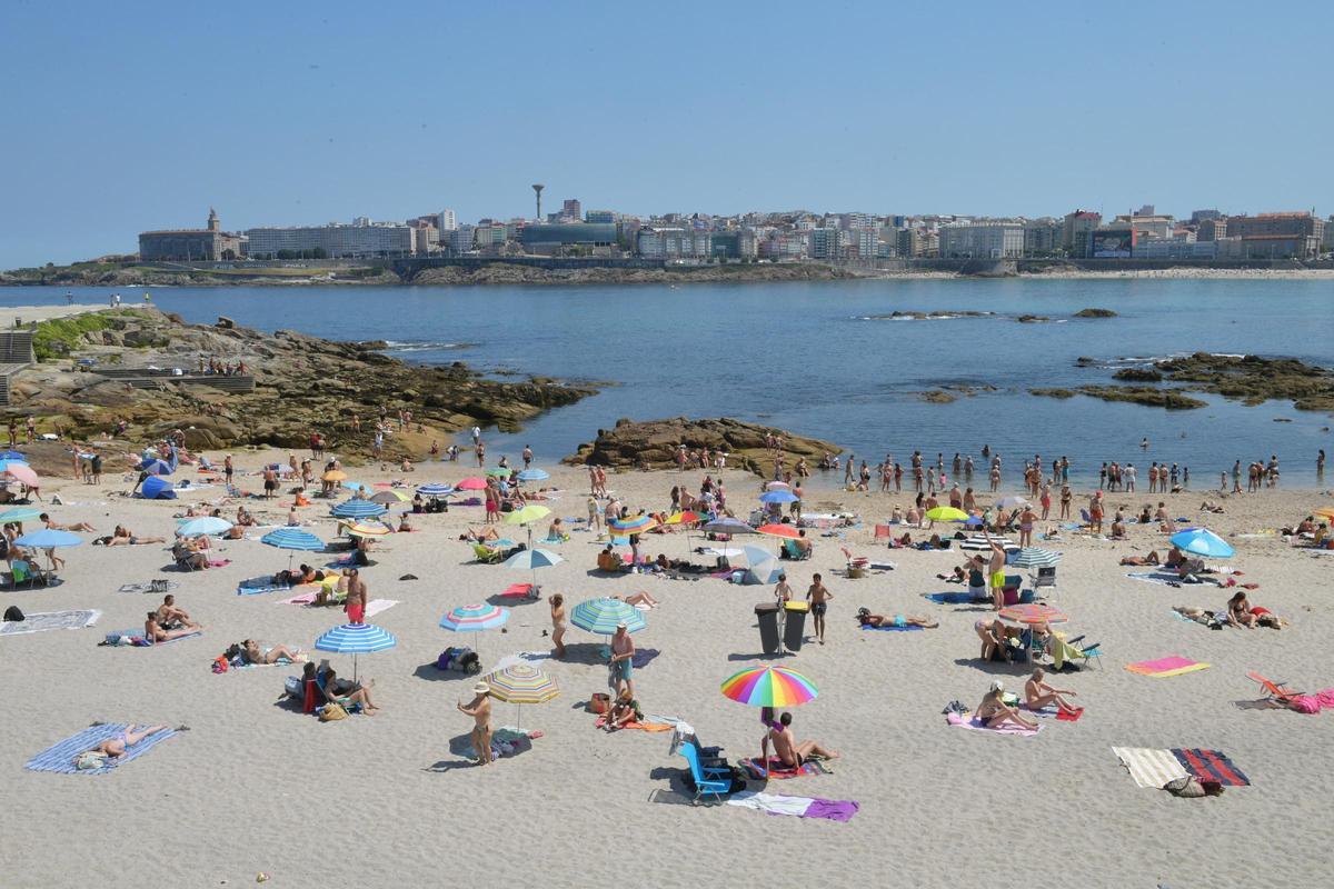 Los coruñeses se refugian en las playas y en el mar de las altas temperaturas Los coruñeses se refugian en las playas y en el mar de las altas temperaturas