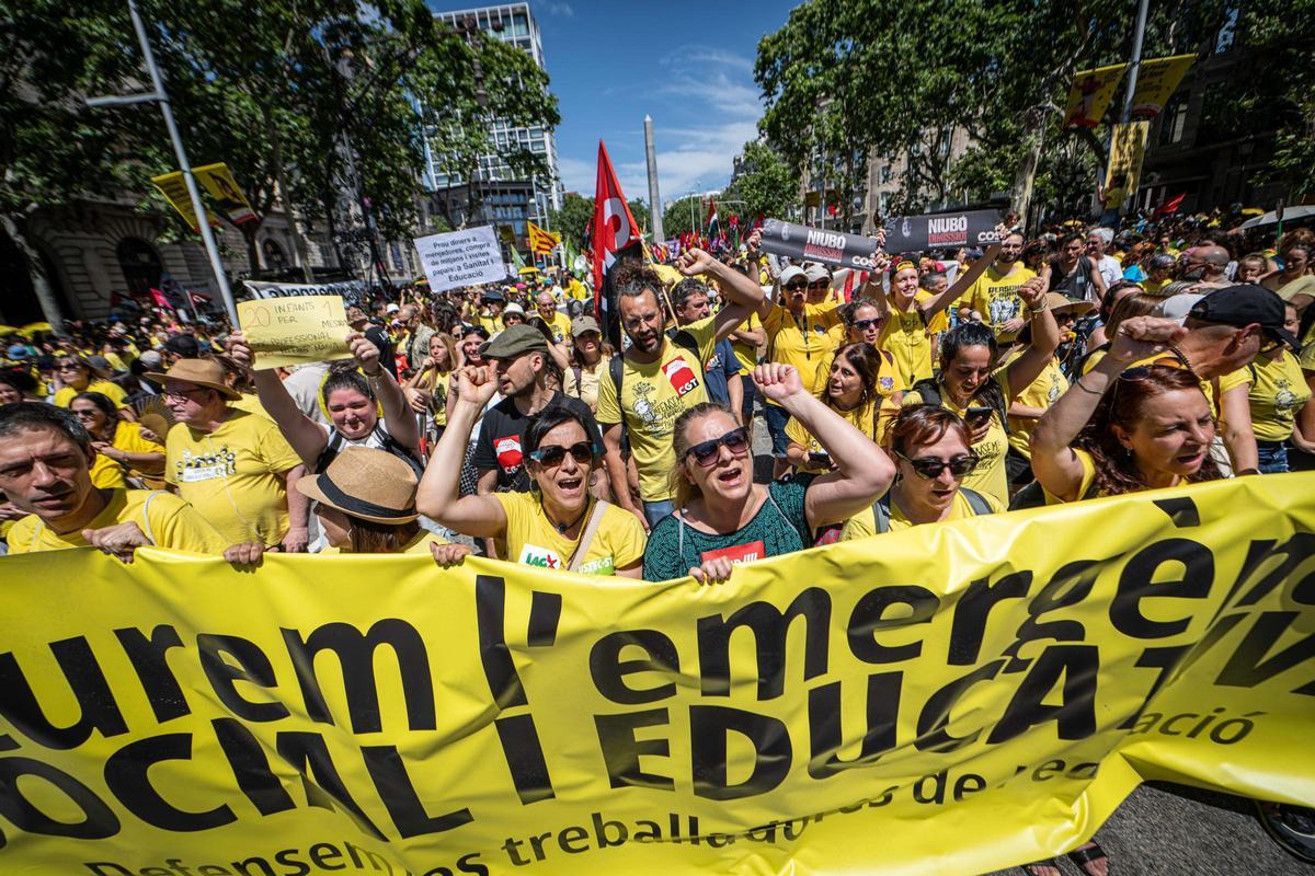 Manifestación de docentes, familias y entidades educativas para reclamar un nuevo modelo de escuela en Catalunya
