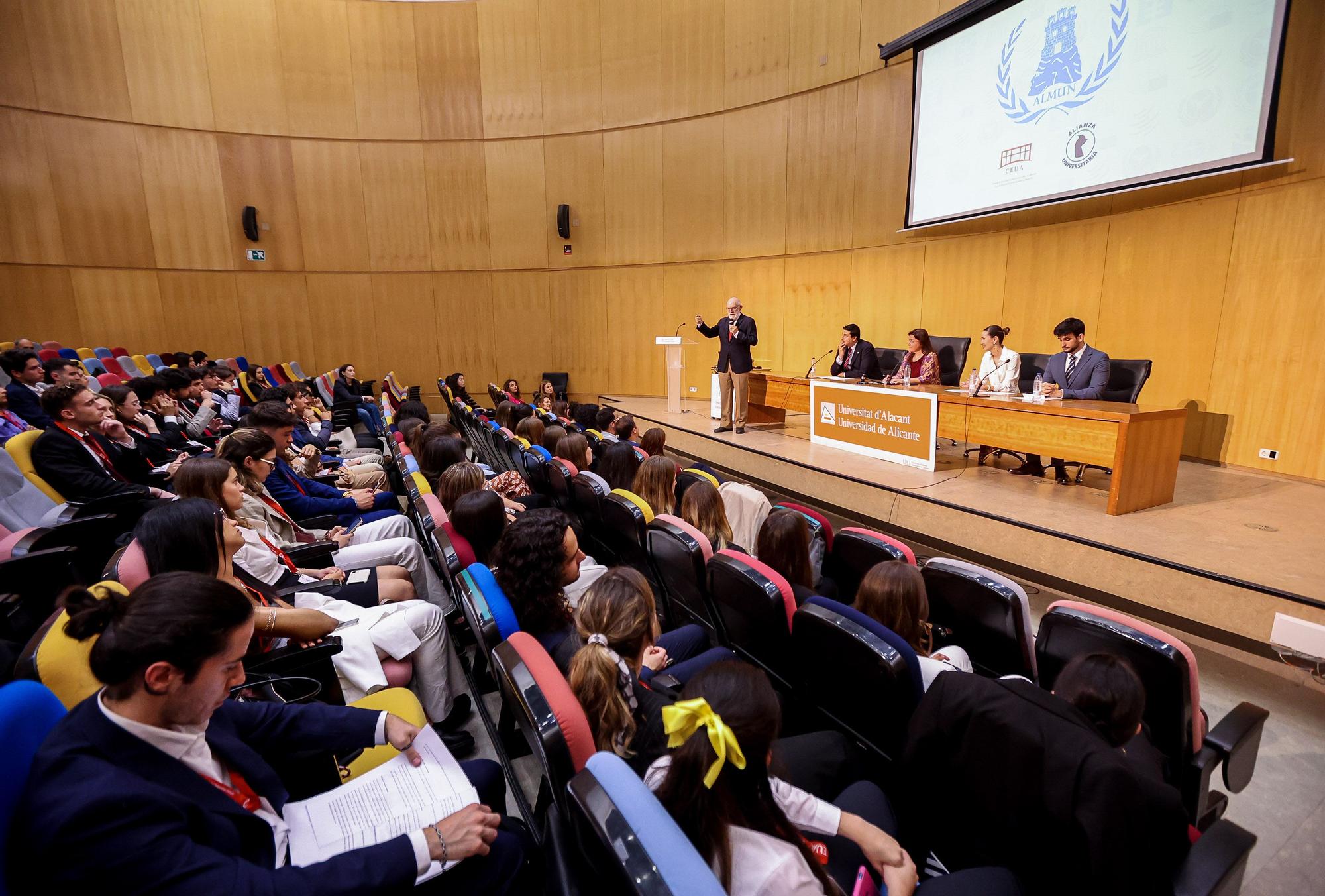 Una pequeña ONU en la Universidad de Alicante