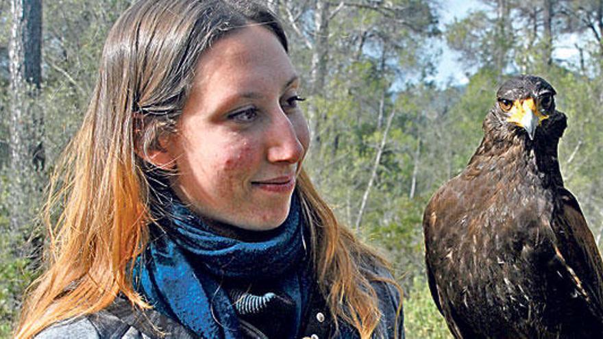 La joven Marina Aguilera muestra su águila Harris.