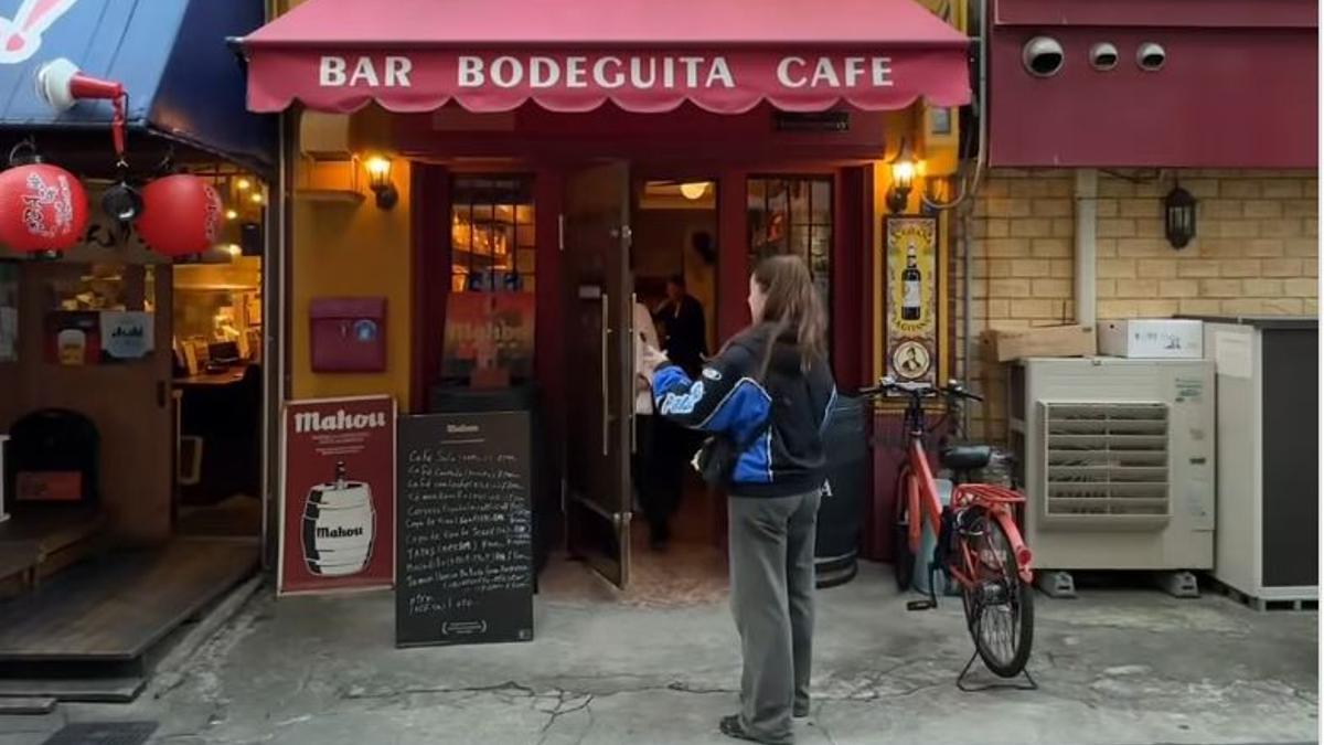 El bar más andaluz de Osaka: con Canal Sur en la televisión y la decoración más castiza