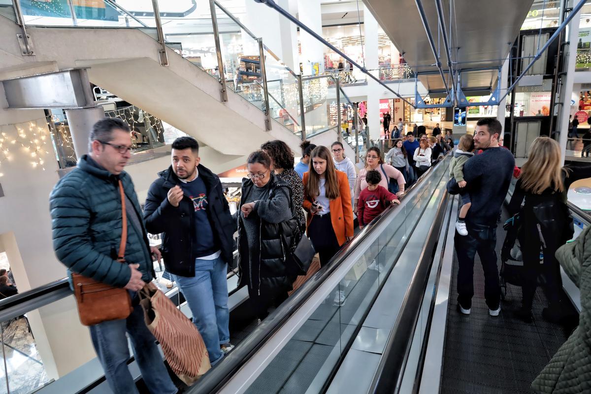 Compras en un centro comercial de Castelló esta pasada semana.