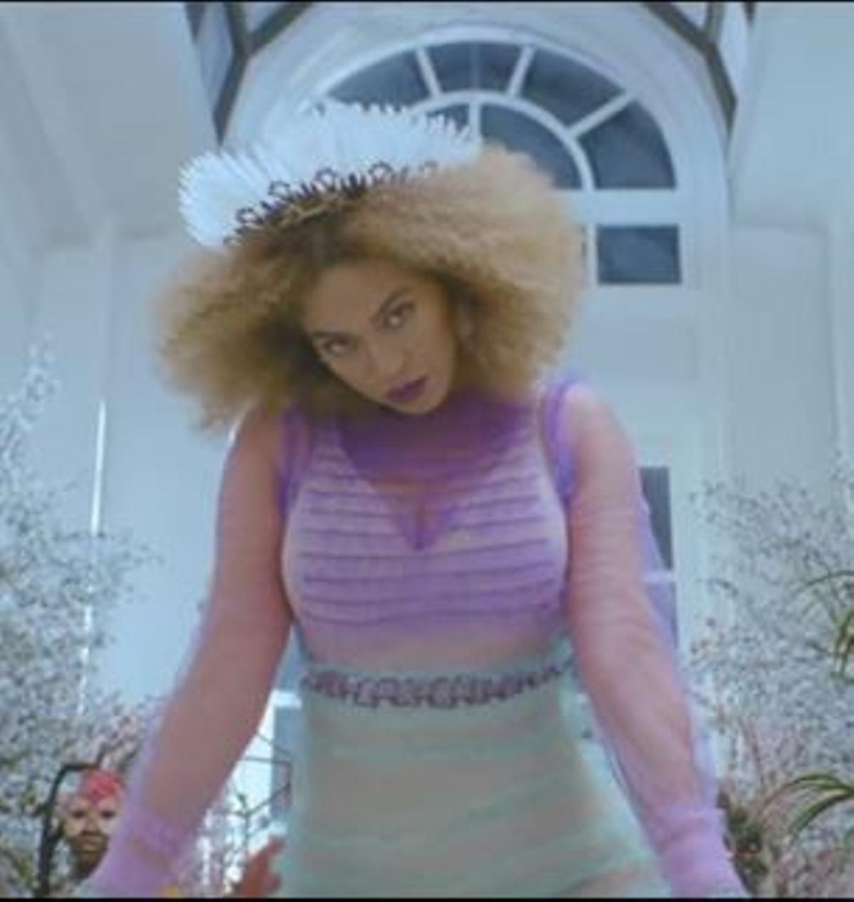 Beyoncé con look multicolor de Gucci