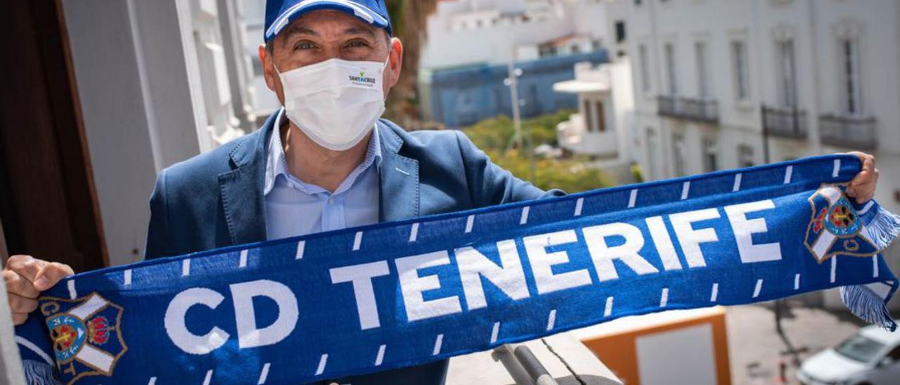 José Manuel Bermúdez posa con una bufanda del CD Tenerife.