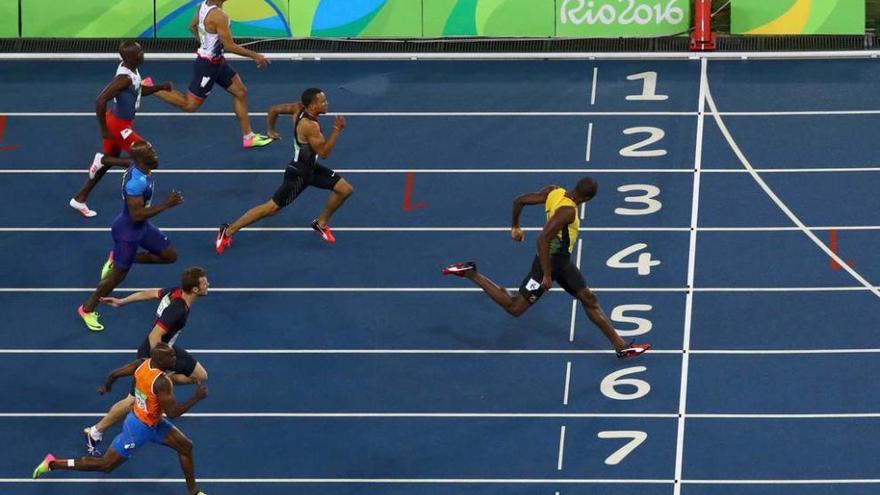 Bolt cruza la meta destacado en la final de 200 metros.