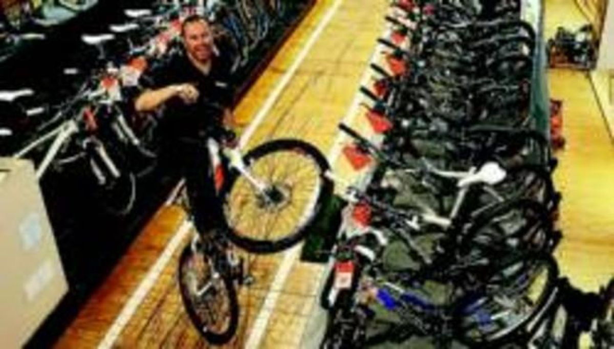 Cahué, amb una bicicleta, en una de les seves botigues barcelonines.