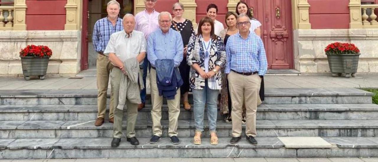 En la fila de abajo, desde la izquierda, Francisco Fernández, José María Lana, Amelia Fernández y Ángel Riego. Arriba, también desde la izquierda, Ángel Luis García y José Luis Carmona, vicepresidentes autonómicos de Cruz Roja; Covadonga González, actual vicepresidenta de la asamblea local de la entidad; Eva María Fernández, secretaria autonómica; Nathalie García, coordinadora de Cruz Roja en Asturias, y Elvira Suárez, nueva trabajadora de la entidad en el concejo de Carreño. | B. G.