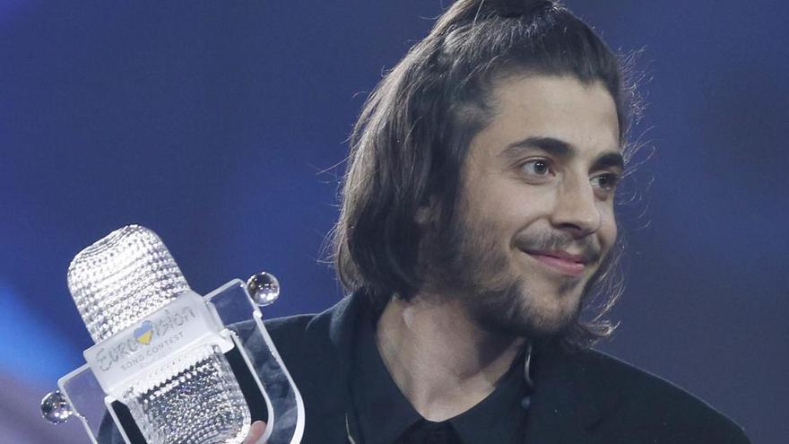 Salvador Sobral, l&#039;últim guanyador d&#039;Eurovisió, connectat a un cor artificial