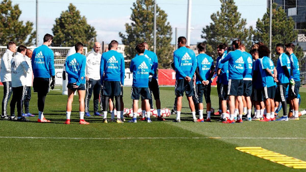 Los jugadores llegan al primer entrenamiento que dirige Zidane