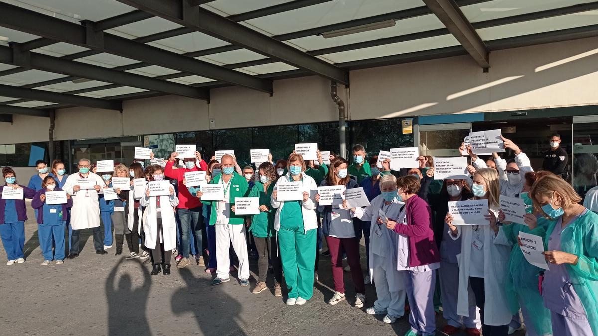 Trabajadores del Hospital La Fe en la protesta de esta mañana a las puertas de Urgencias.