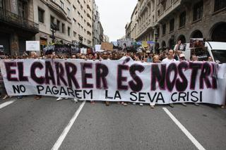 Más de 100.000 indignados claman en paz contra Puig y los recortes sociales en Barcelona