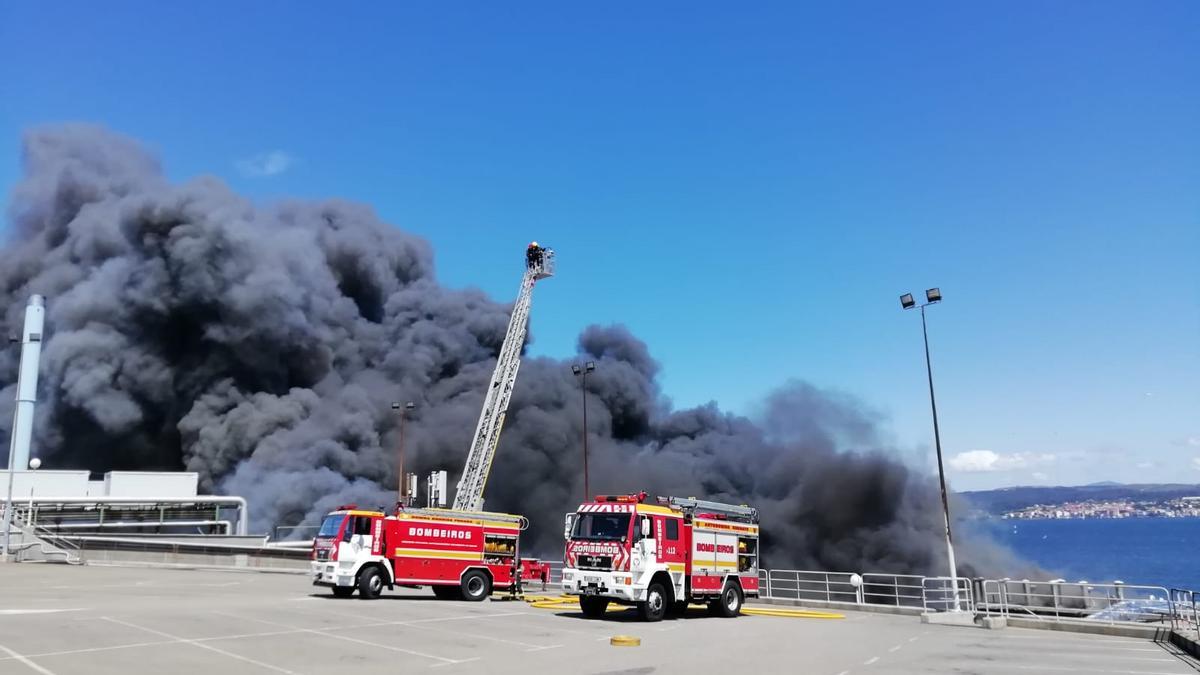 Incendio de enorme magnitud en la conservera Jealsa de Boiro