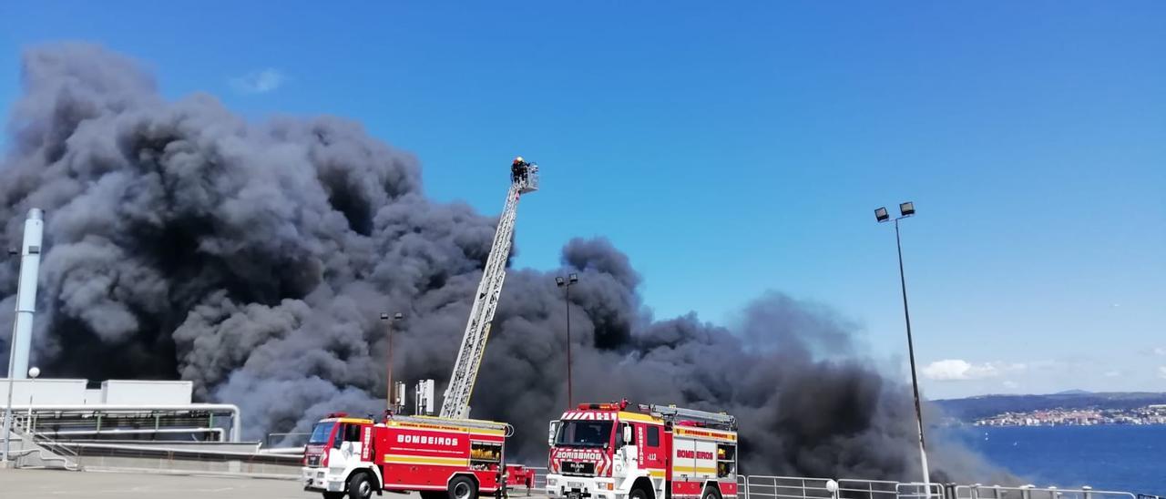 Incendio de enorme magnitud en la conservera Jealsa de Boiro