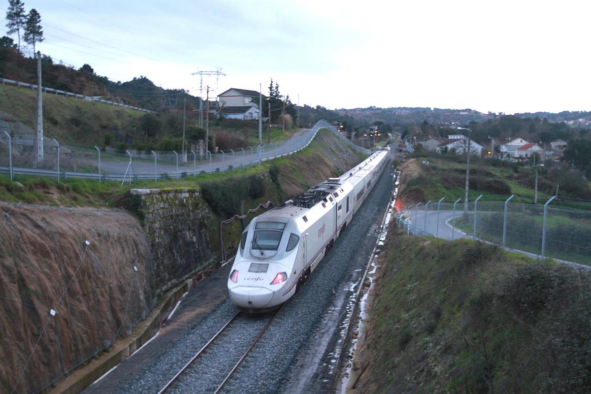 Un tren en la entrada de Ourense